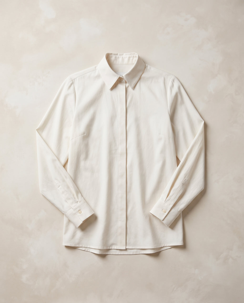 Chemise femme coupe droite, coloris écru, vue à plat en studio
