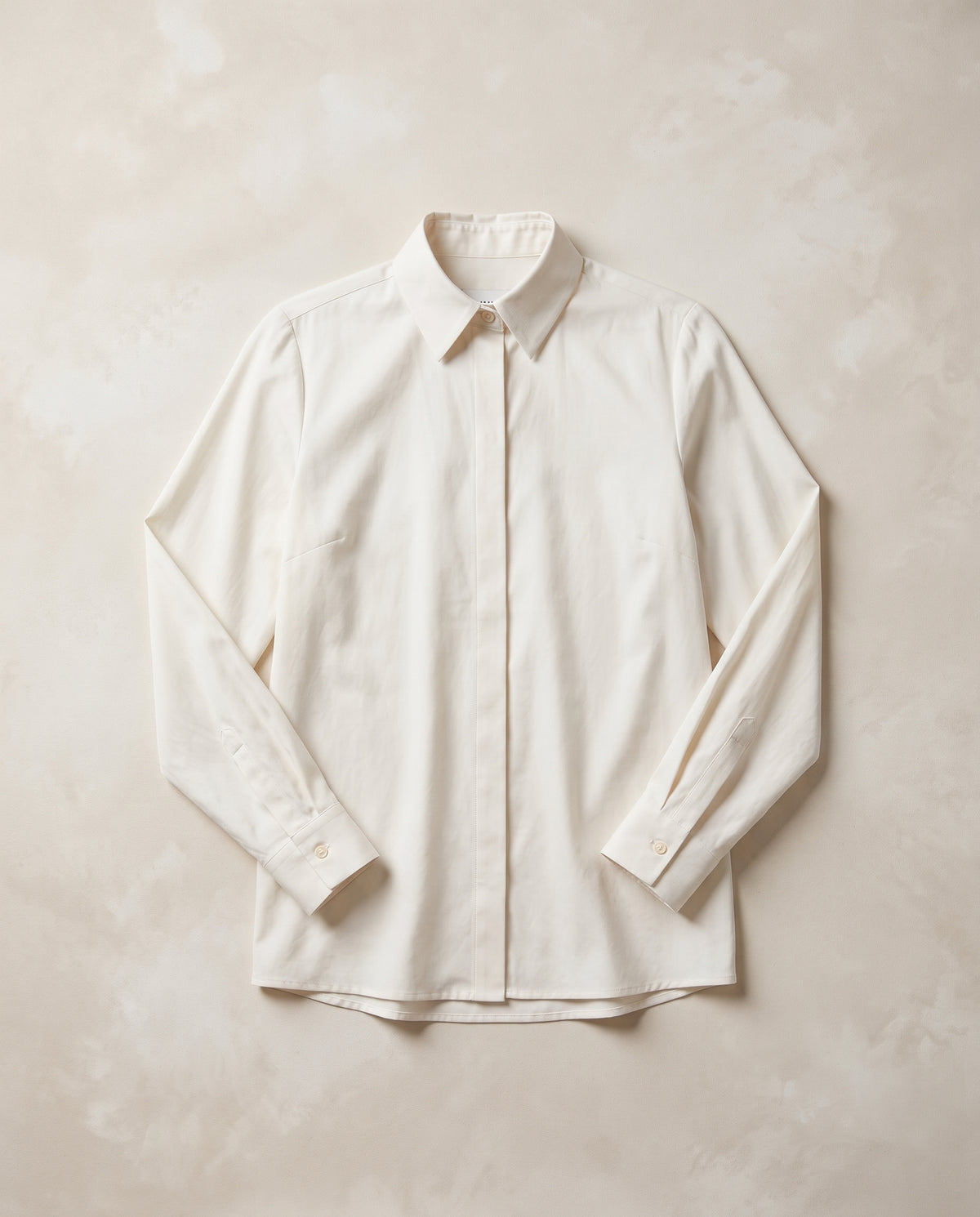 Chemise femme coupe droite, coloris écru, vue à plat en studio
