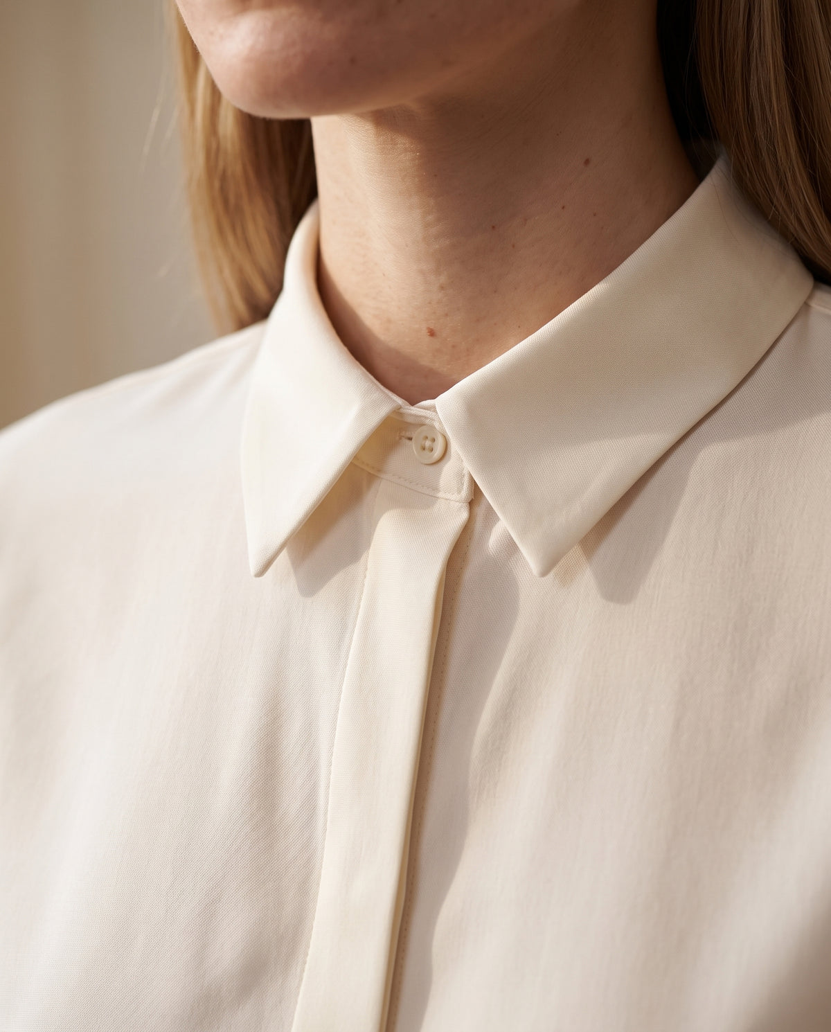 Chemise femme coupe droite, coloris écru, détail du col et du bouton
