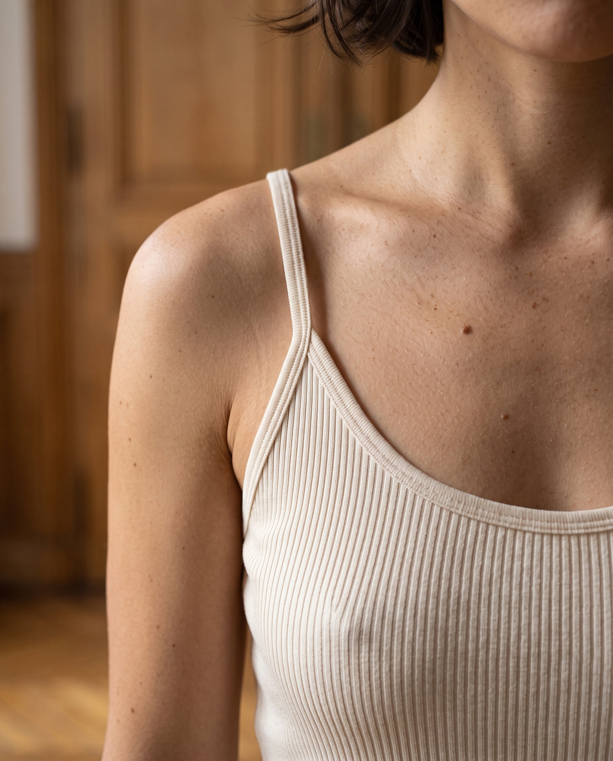 Débardeur côtelé femme, coloris écru, détail de la bretelle et de l'encolure