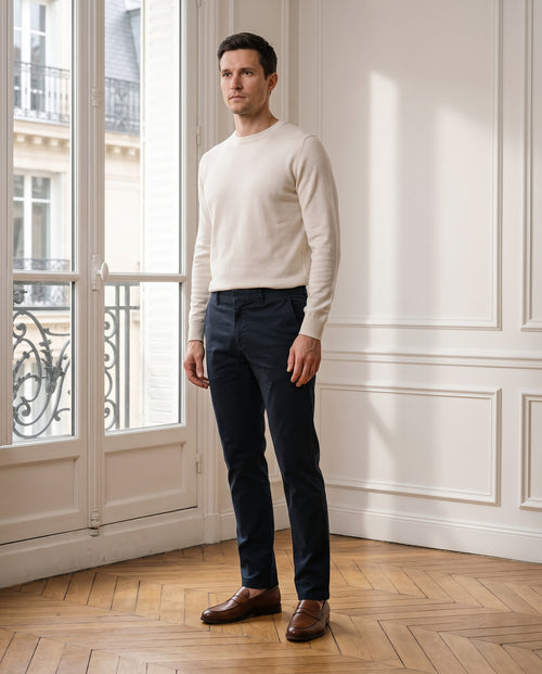 Pantalon chino homme coupe droite, coloris marine foncé, porté dans un intérieur haussmannien parisien