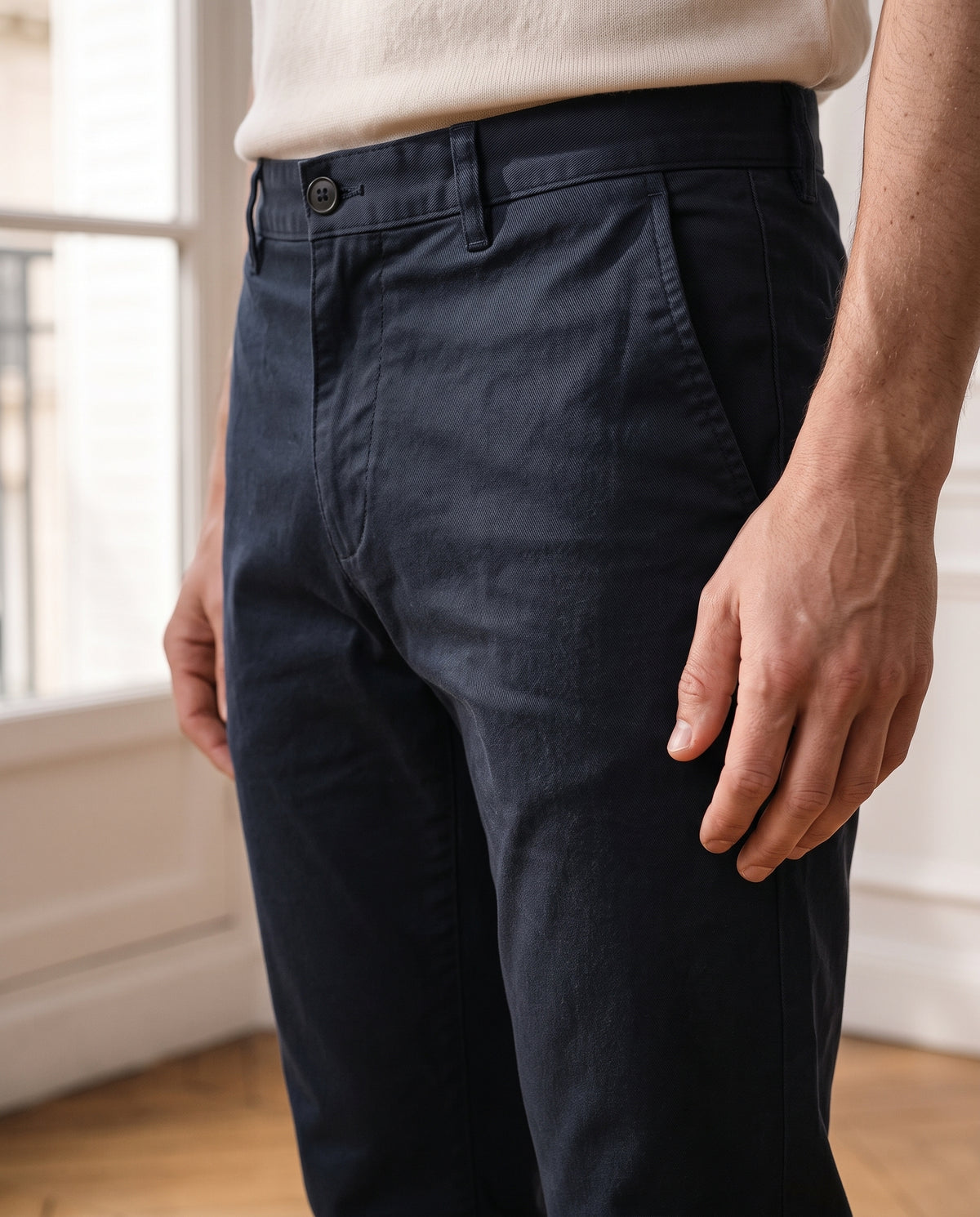 Pantalon chino homme coupe droite, coloris marine foncé, détail de la taille et de la poche