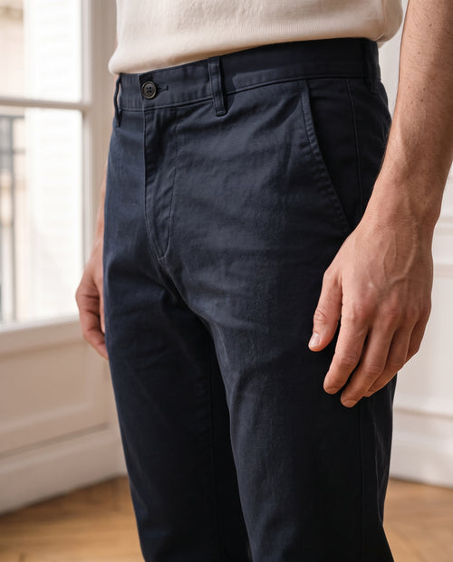 Pantalon chino homme coupe droite, coloris marine foncé, détail de la taille et de la poche