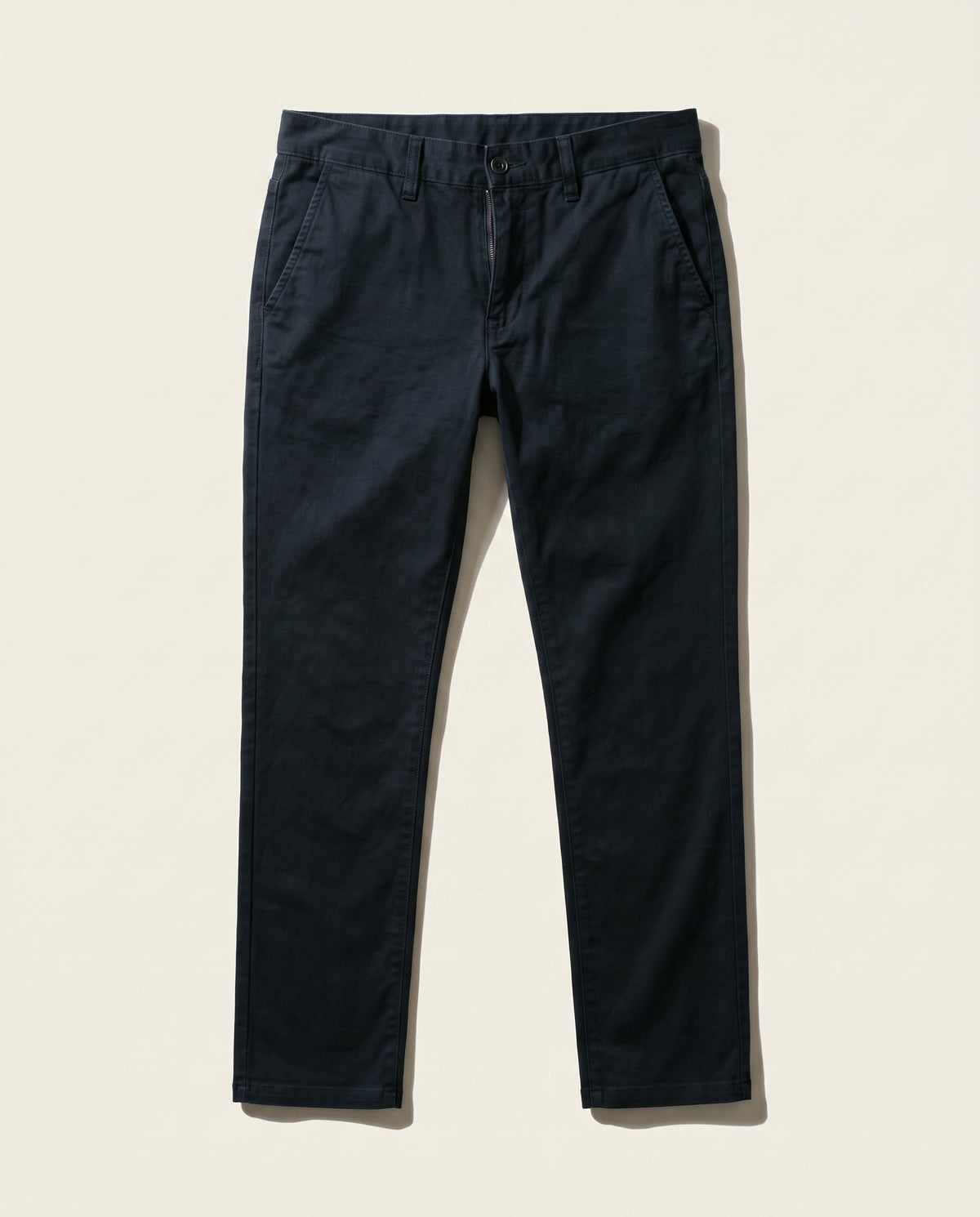 Pantalon chino homme coupe droite, coloris marine foncé, vue à plat en studio