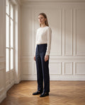 Pantalon droit femme, coloris marine, porté dans un intérieur haussmannien parisien
