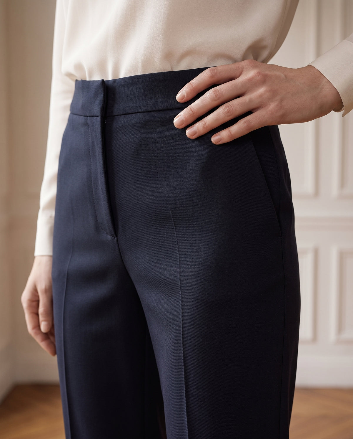 Pantalon droit femme, coloris marine, détail de la taille et du pli