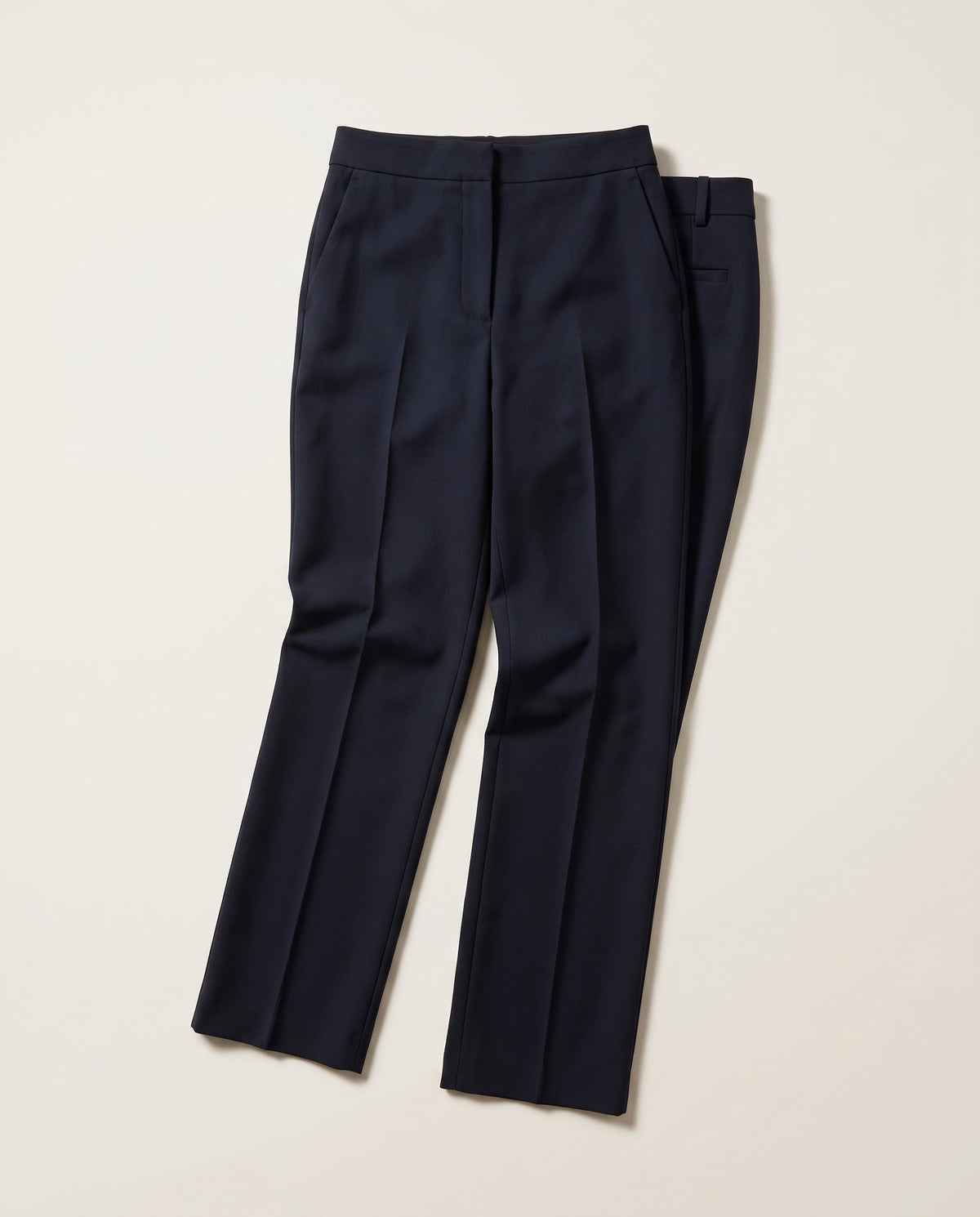 Pantalon droit femme, coloris marine, vue à plat en studio