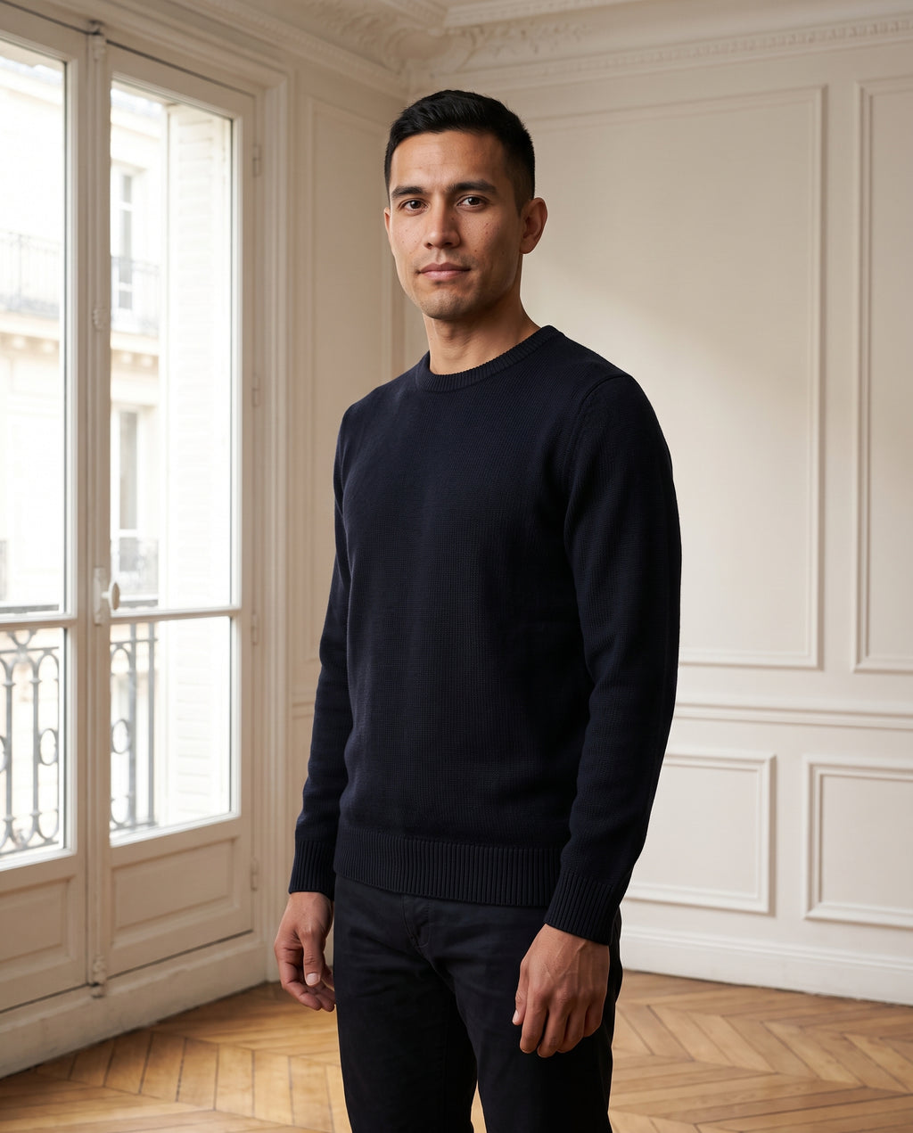 Pull col rond homme, coloris marine foncé, porté dans un intérieur haussmannien parisien