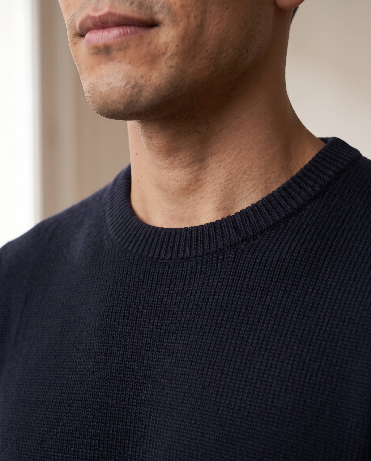 Pull col rond homme, coloris marine foncé, détail du col côtelé