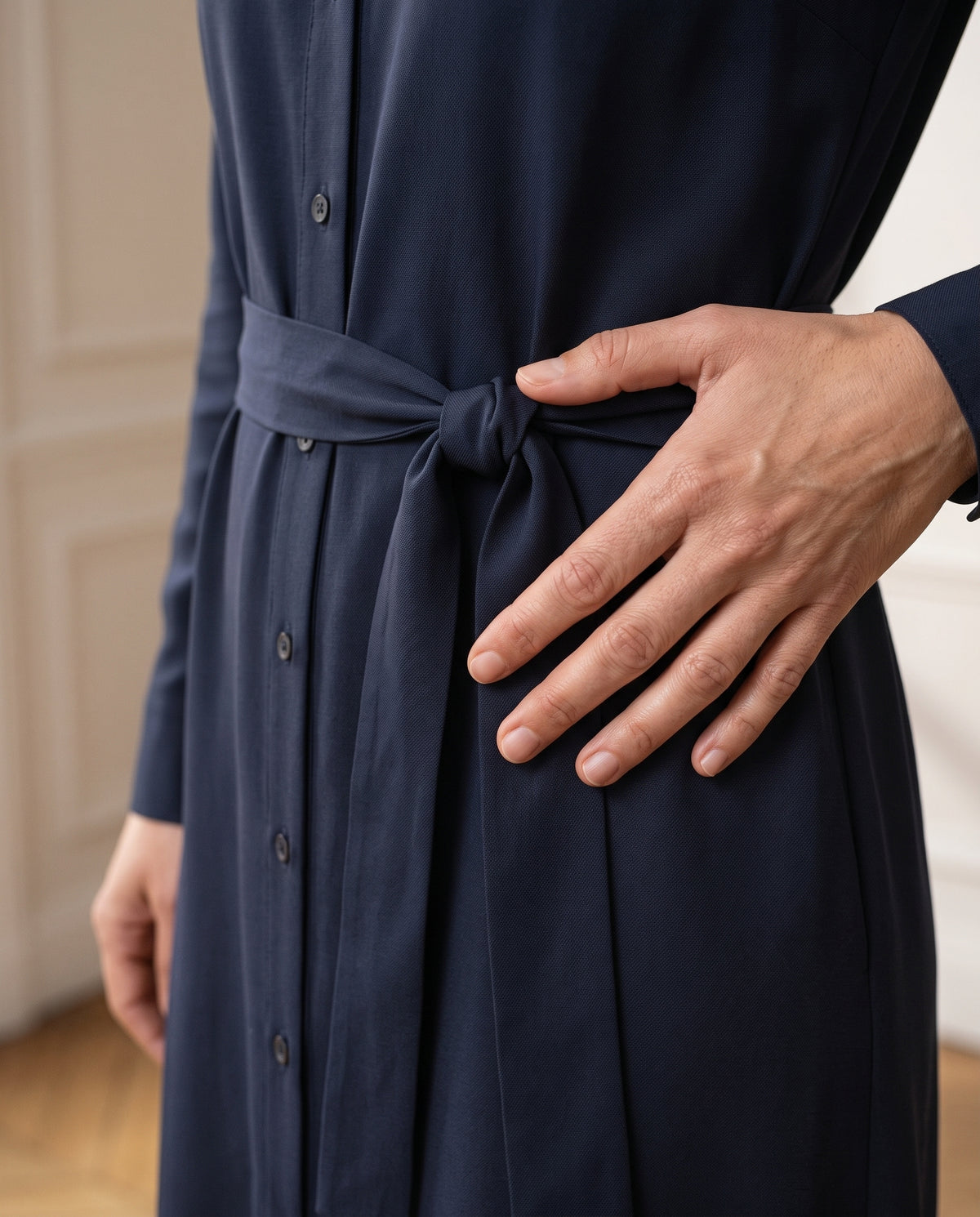 Robe chemise midi, coloris marine, détail de la ceinture nouée