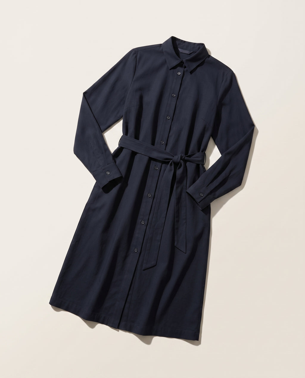 Robe chemise midi, coloris marine, vue à plat en studio