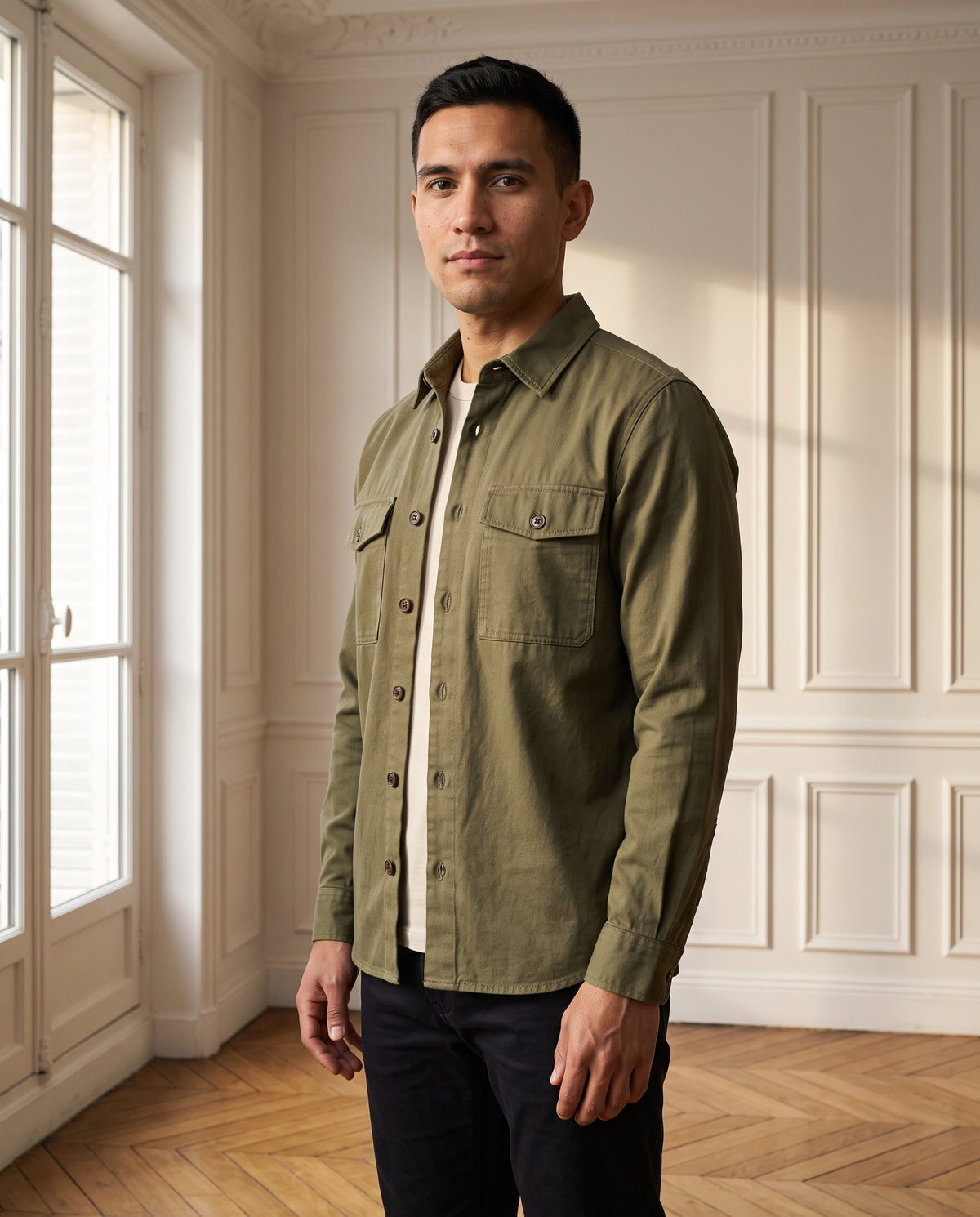 Surchemise homme, coloris kaki, portée dans un intérieur haussmannien parisien