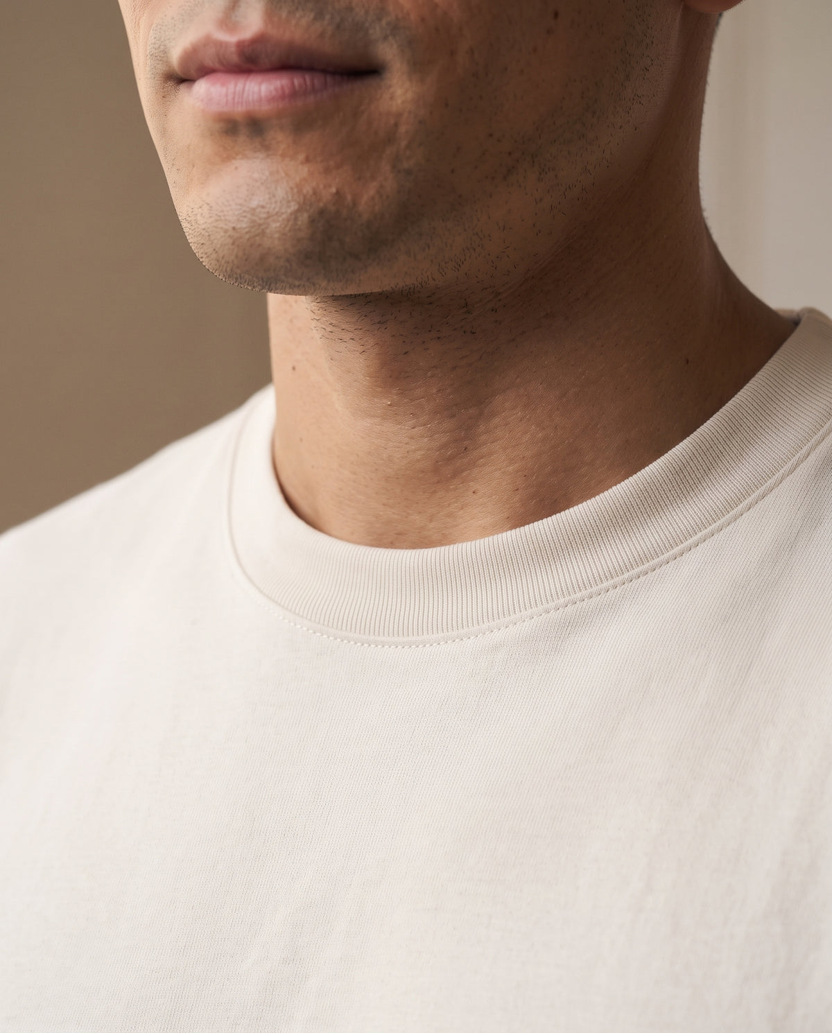 T-shirt col rond homme, coloris écru, détail de l'encolure côtelée