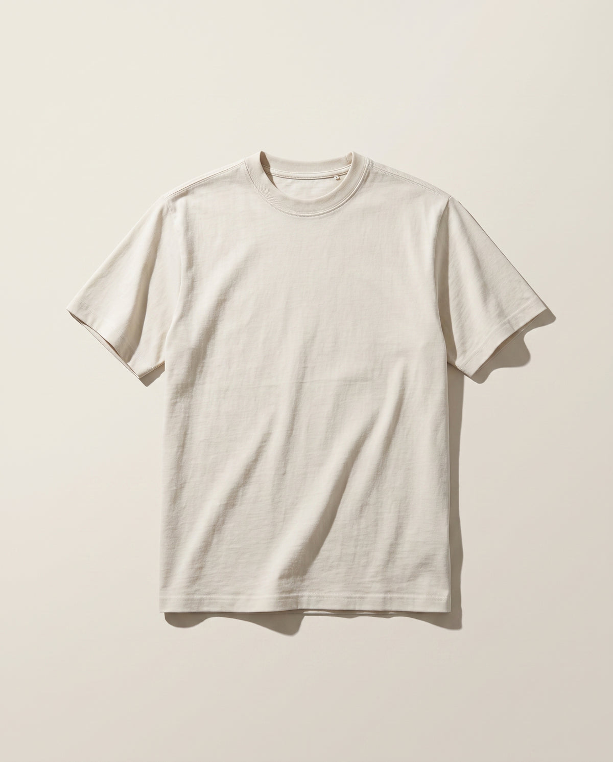 T-shirt col rond homme, coloris écru, vue à plat en studio