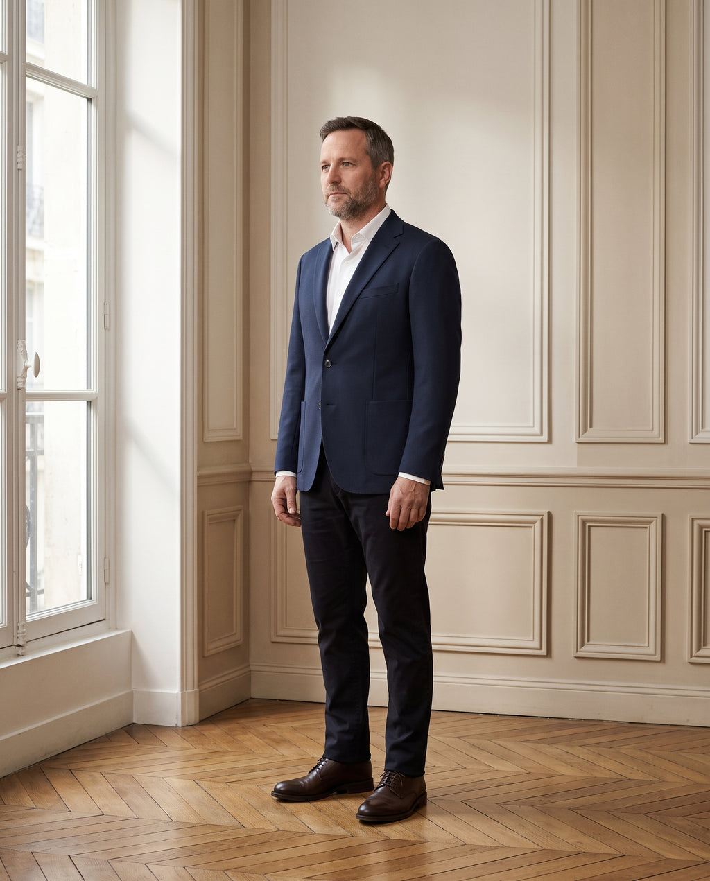 Veste non doublée homme, coloris marine, portée dans un intérieur haussmannien parisien