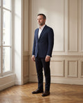 Veste non doublée homme, coloris marine, portée dans un intérieur haussmannien parisien