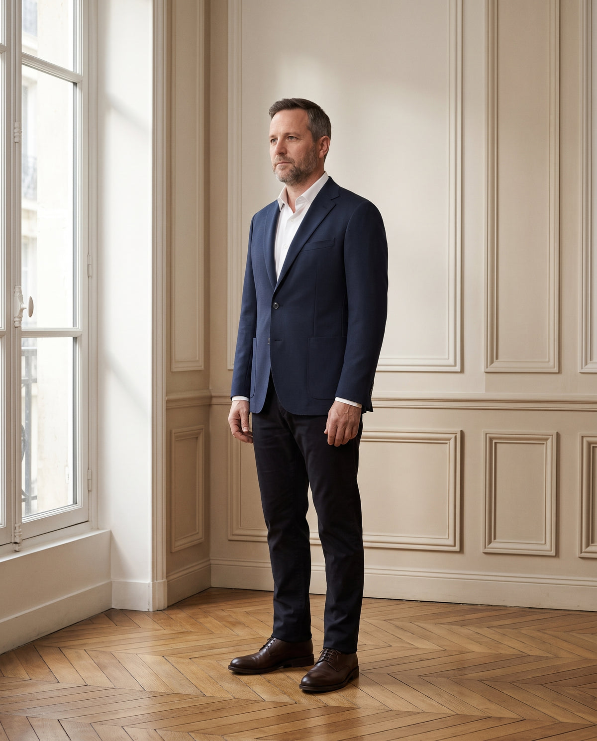 Veste non doublée homme, coloris marine, portée dans un intérieur haussmannien parisien