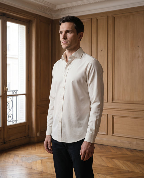 Chemise homme coupe droite, coloris écru, portée dans un intérieur haussmannien parisien