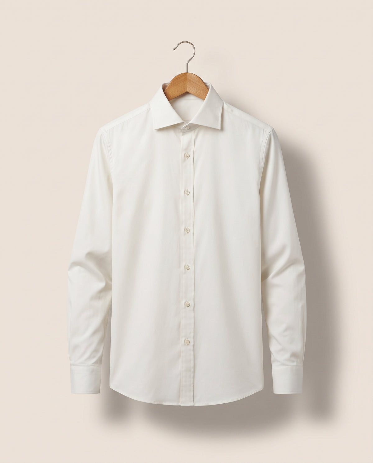 Chemise homme coupe droite, coloris écru, sur cintre