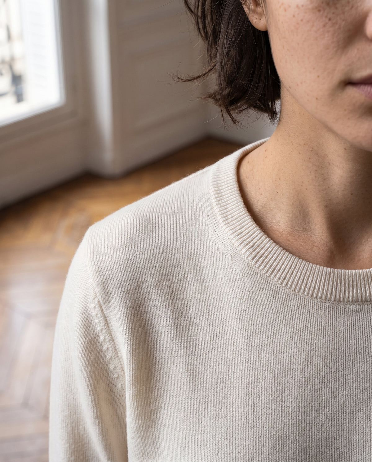 Pull femme col rond, coloris écru, détail de la maille et de l'encolure côtelée