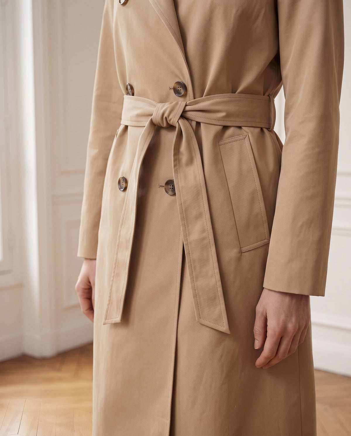 Trench femme mi-long à ceinture, coloris camel, détail de la ceinture et des boutons